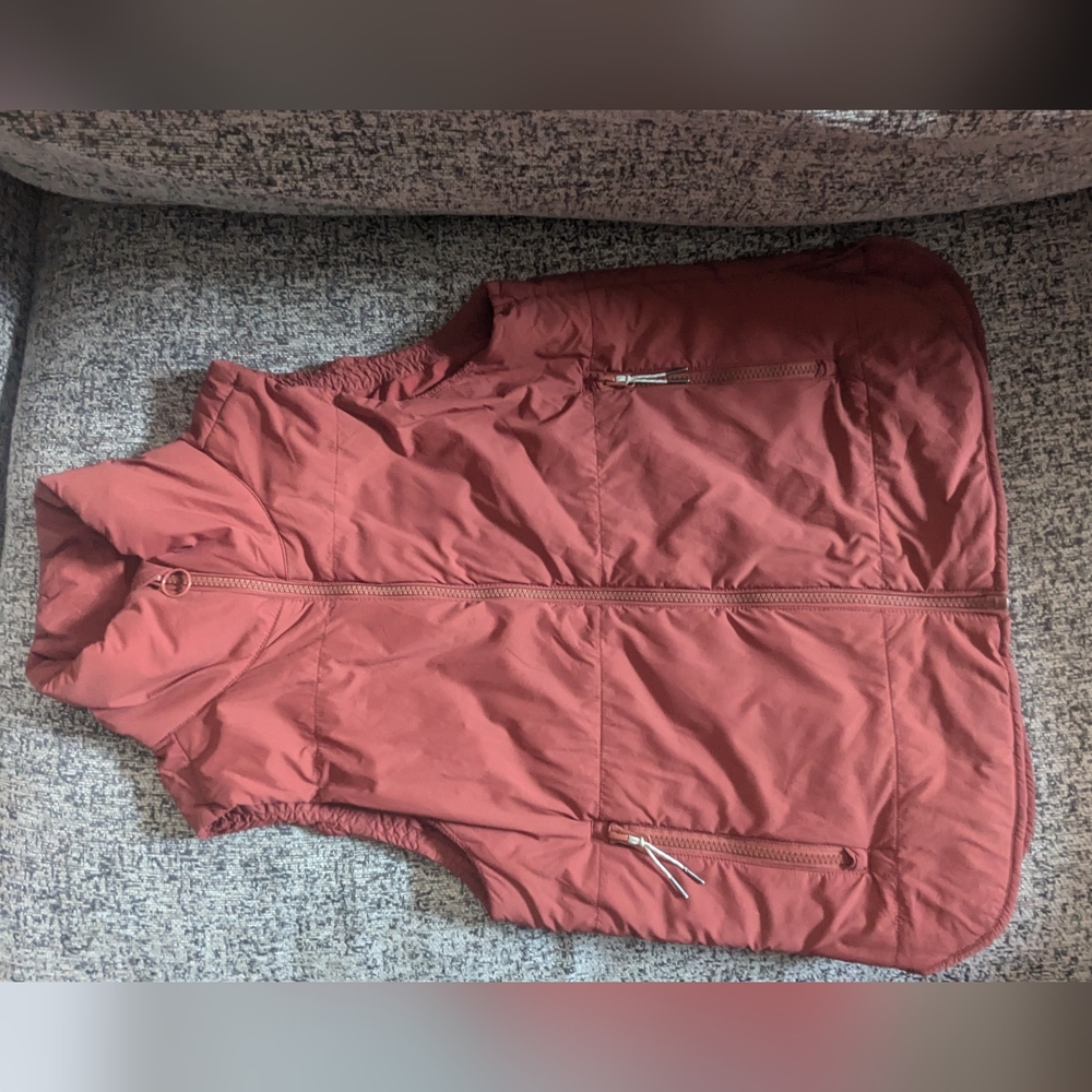 Vuori Canyon Insulated Vest, Currant, Size XS X-Small